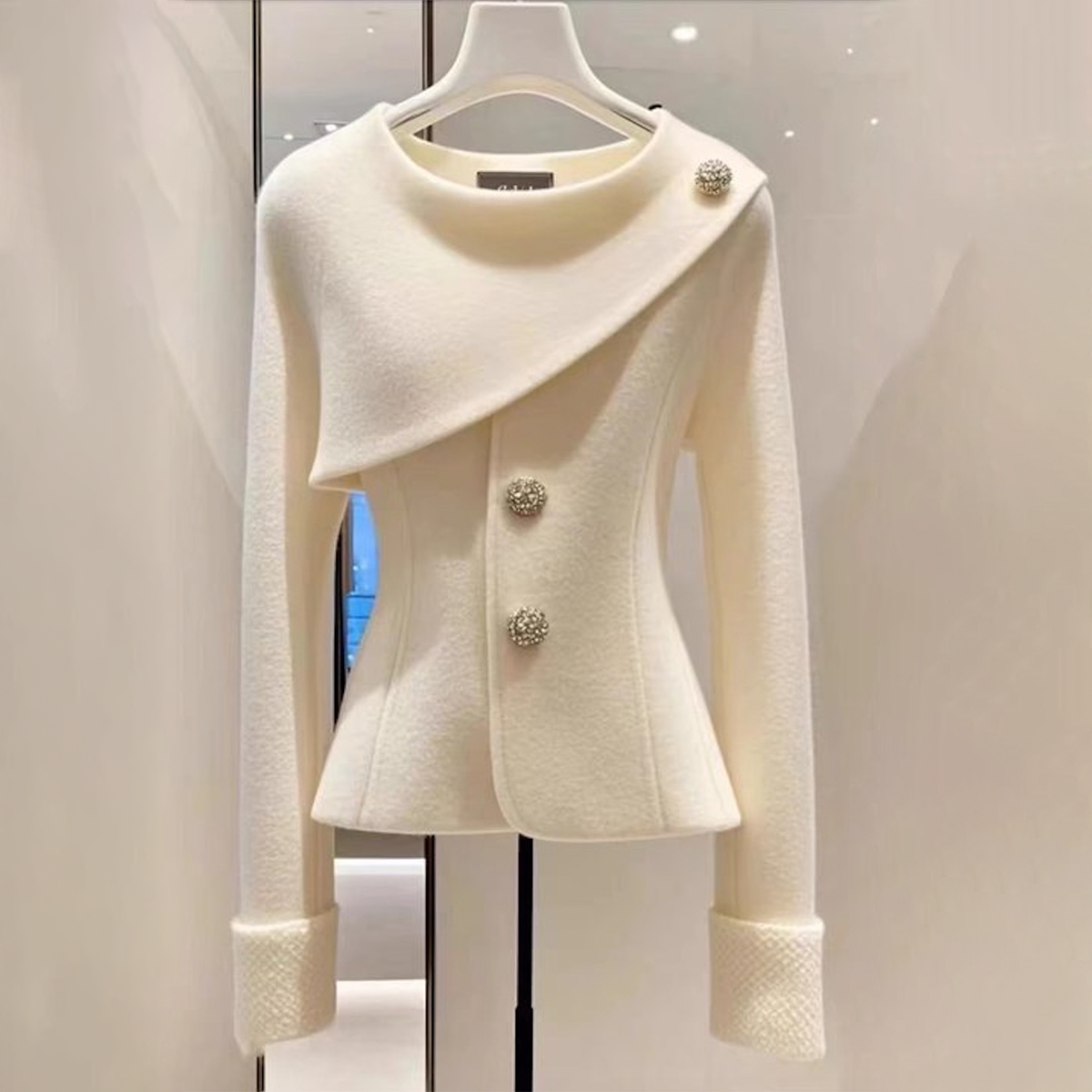 Lola | Elegant Buttoned Blazer